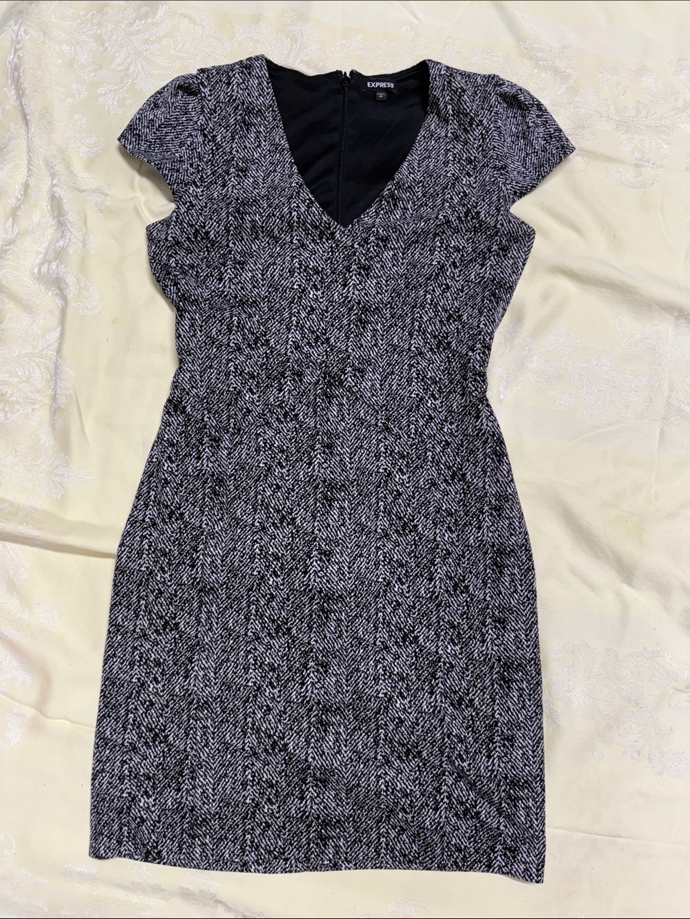 Express Black & White V‑Neck Textured Midi Dress